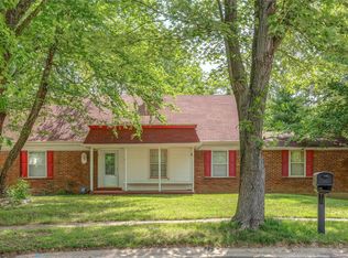 8 Otterburn Ct, Florissant, MO 63033