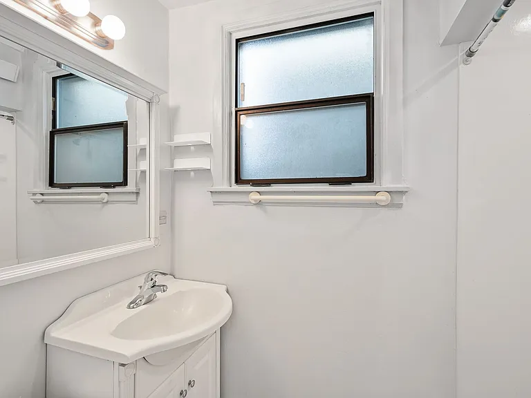 8 W Howe St — Photo 11
