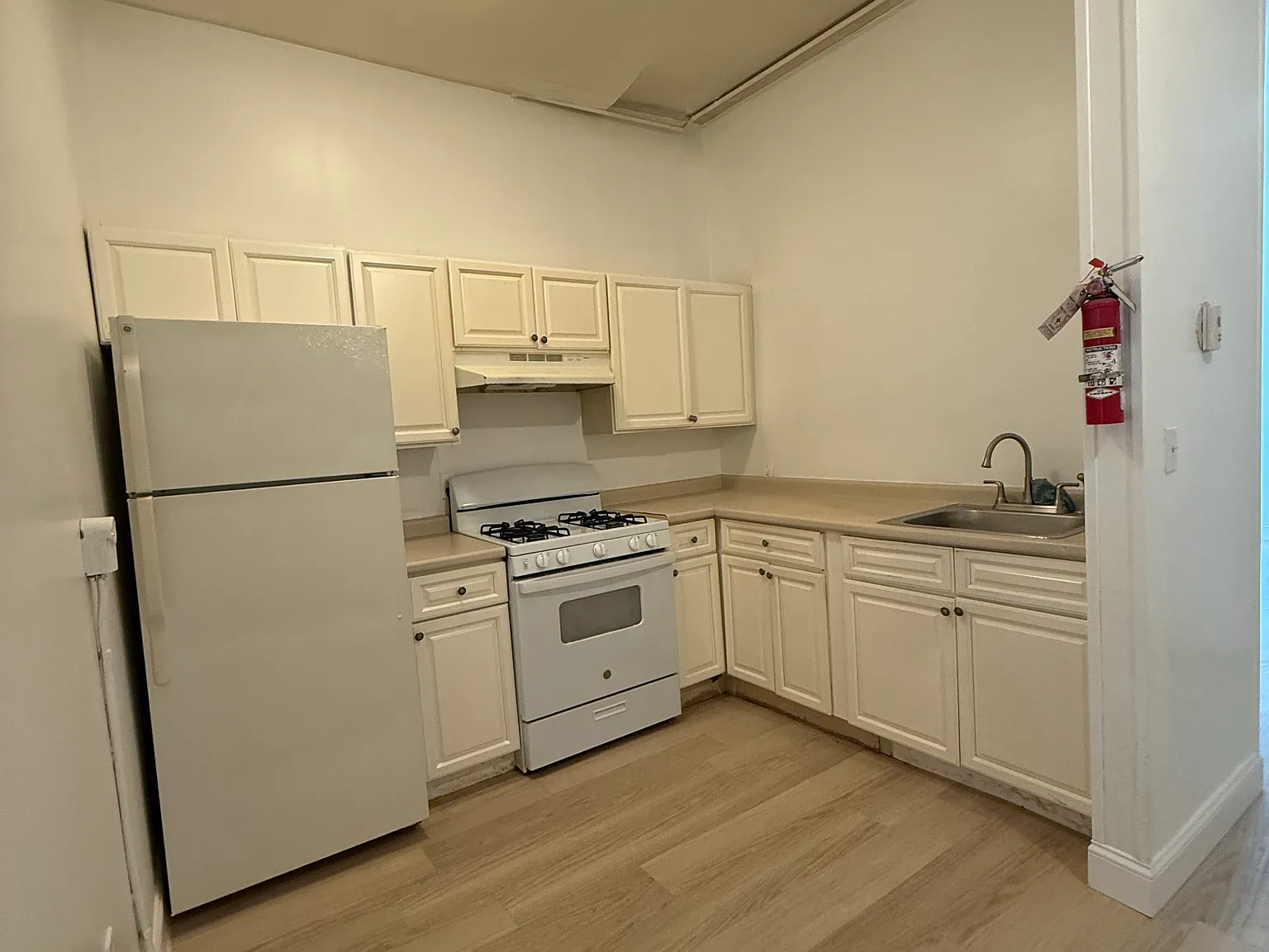 3 bed, 800 sqft, $2,300 — Photo 3