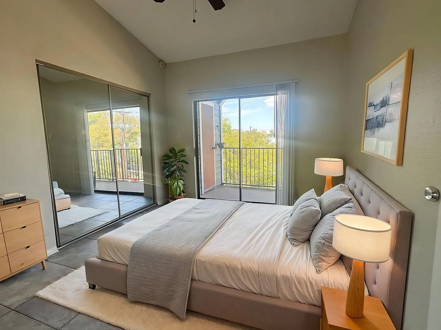 Ut Pre Lease: 2 Bd/ 2 Ba North Campus Condo. Short Walk To Ut. View Of Ut Tower! — Photo 2