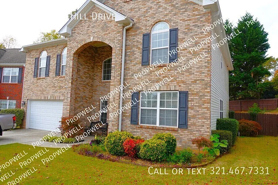 4 bed, 2.5 bath, 2470 sqft, $2,190 — Photo 2
