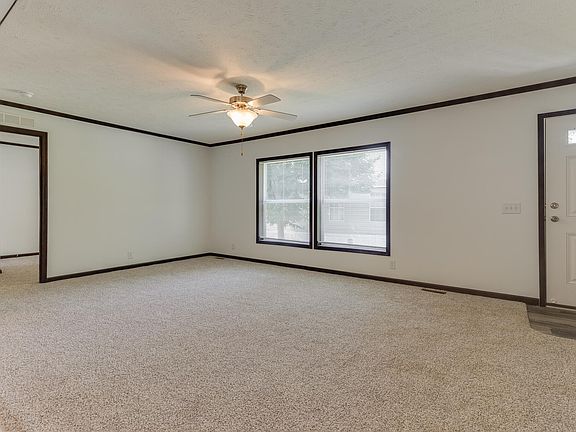 4th image of 426 Troy Ct #19