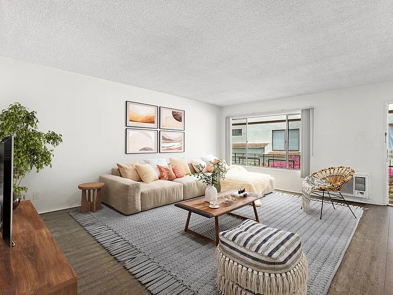 1544 N Fuller Ave #7 — Photo 3