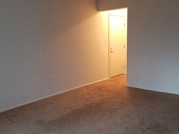 Living room/entry