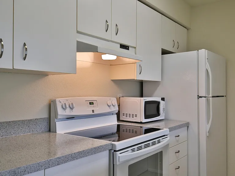 Charbonneau Apartments — Photo 34