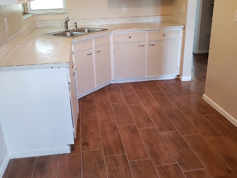 1162 Hampshire Ave — Photo 4