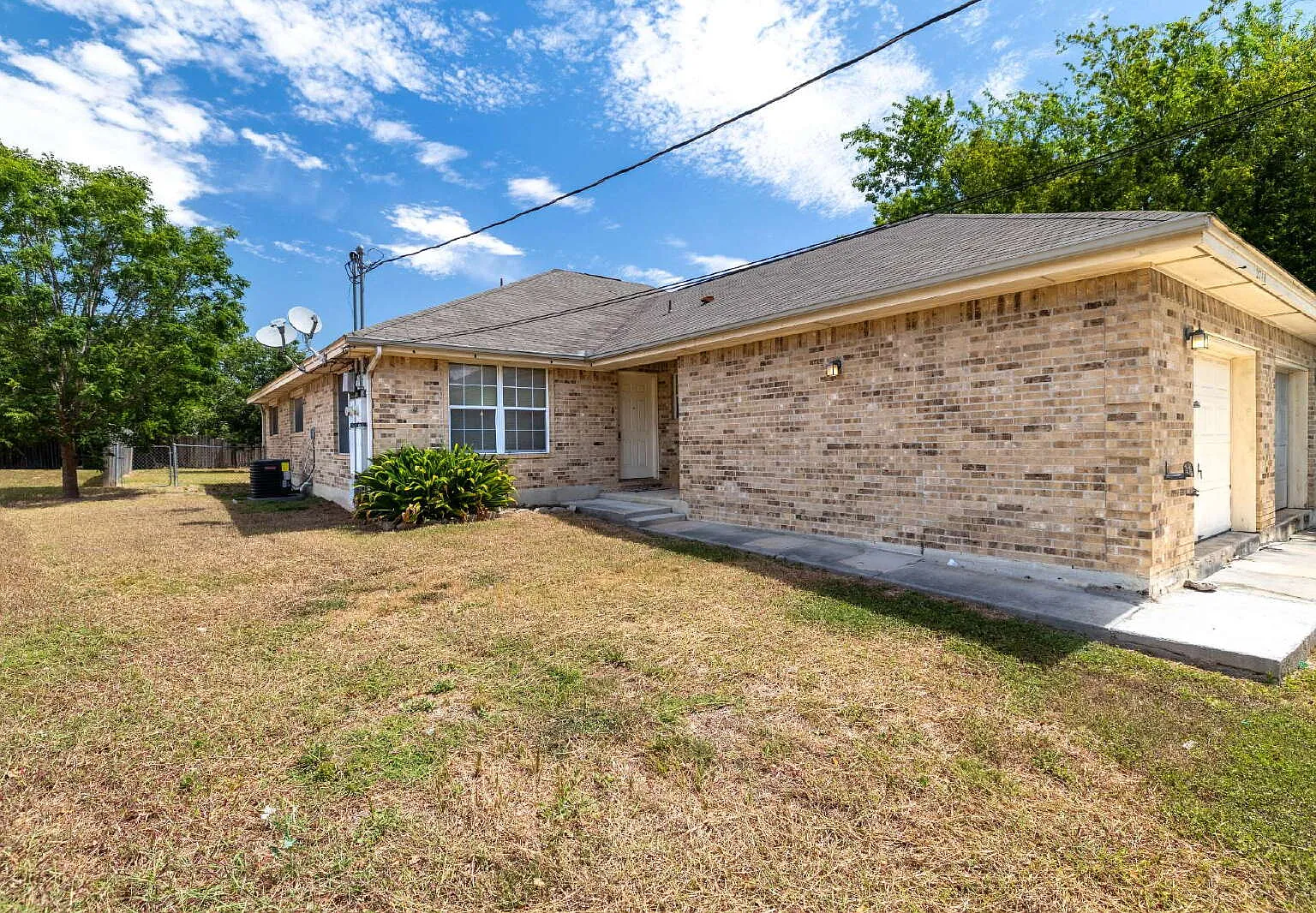 3 bed, 2.0 bath, 1328 sqft, $1,375 — Photo 2
