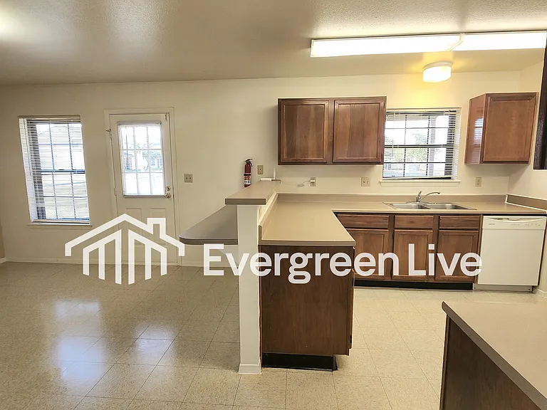 124 Crusader Ct — Photo 6