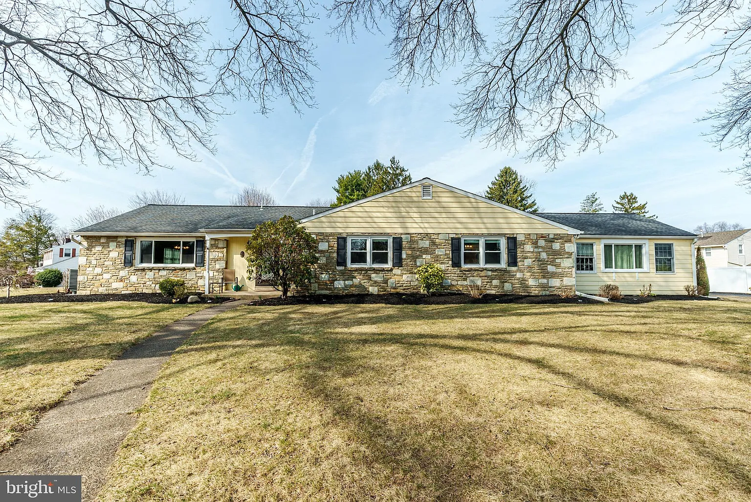 320 Windsor Dr photo 1