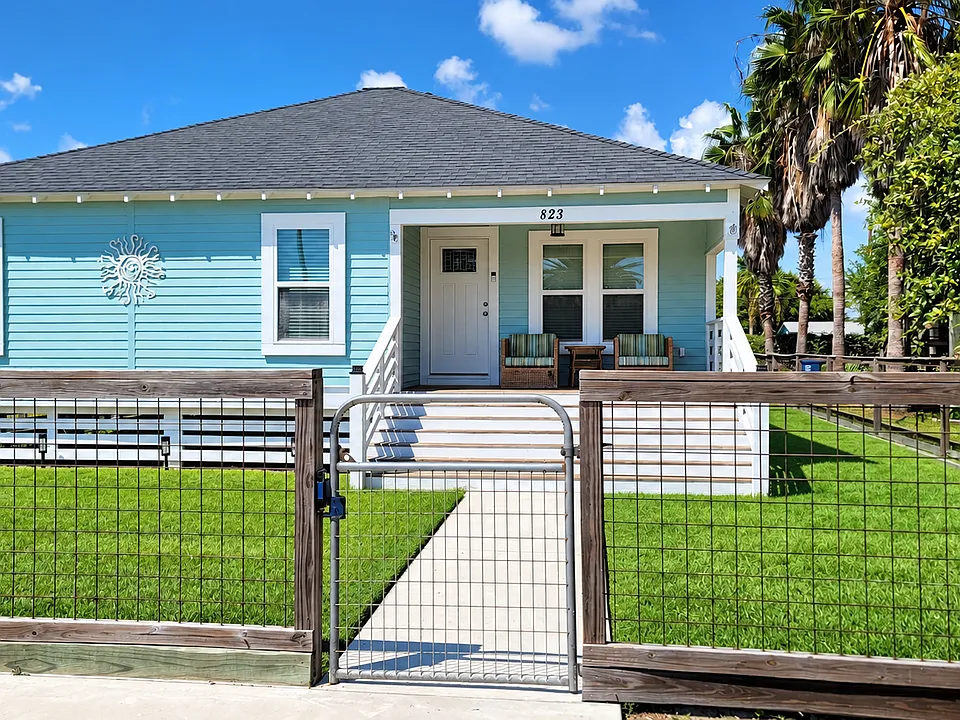 823 S Live Oak St