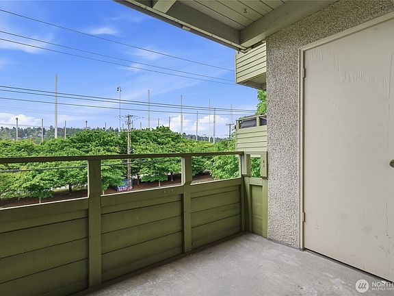 5th image of 2820 15th Avenue W