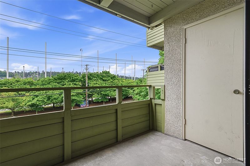 5th image of 2820 15th Avenue W