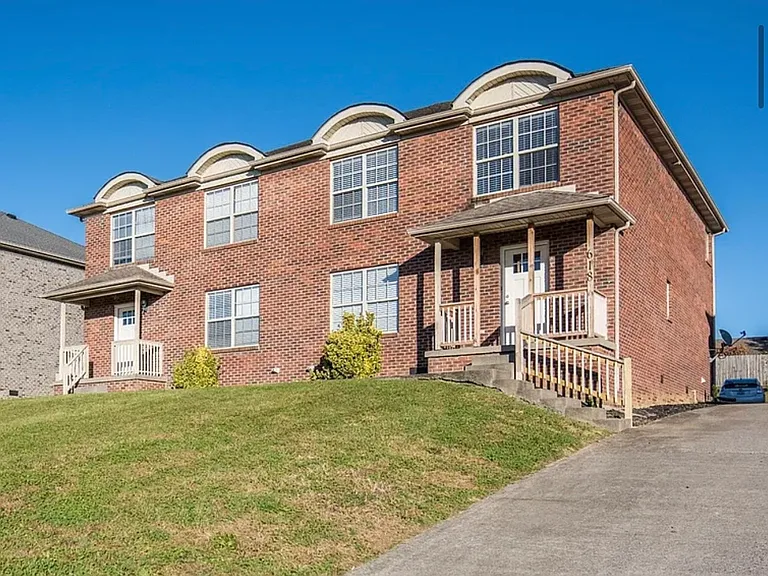 618 Hampton Way #A — Photo 2