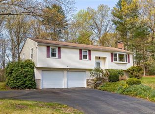 27 Country Ln, East Hampton, CT 06424