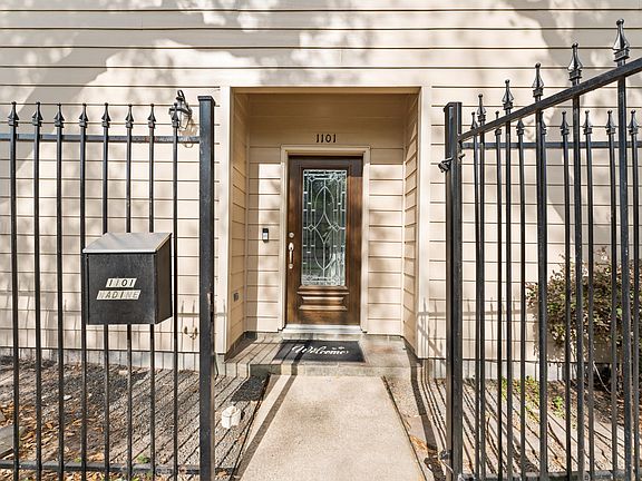 Great gated corner lot inside the loop