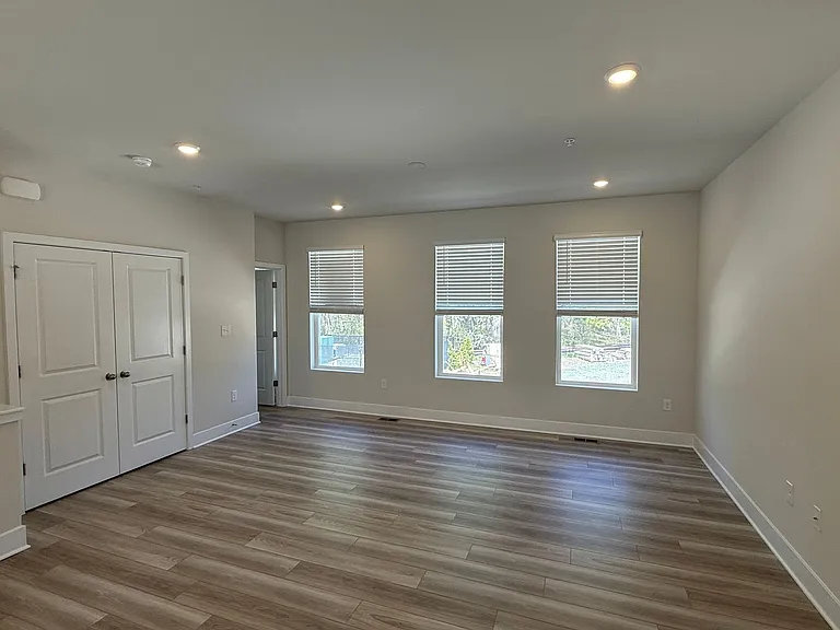 2104 Winterberry Ln — Photo 4
