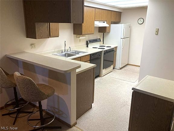 2nd image of 21 Stratford Green Dr APT 1