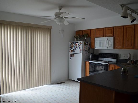3rd image of 20 Silver Creek Dr