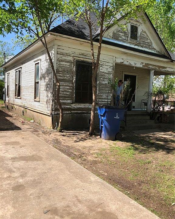 1st image of 500 E Woodard St