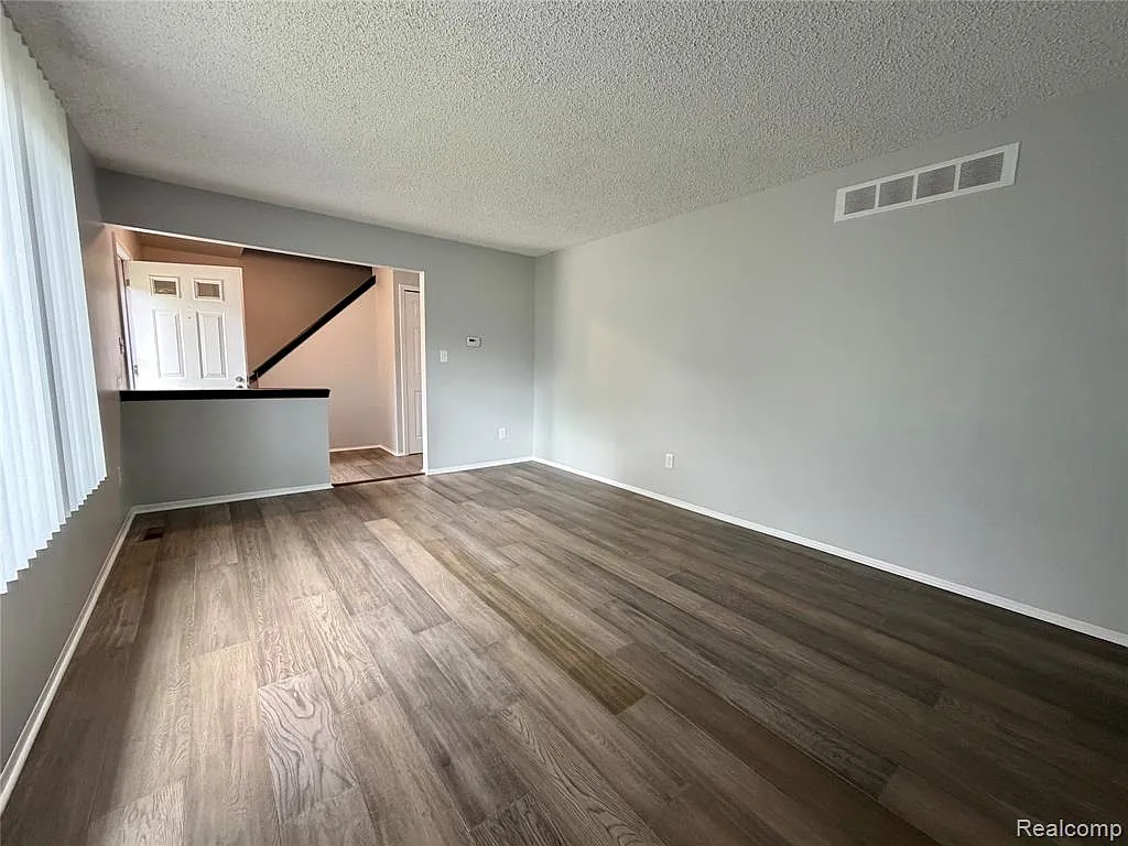 3 bed, 1.5 bath, 1365 sqft, $1,900 — Photo 3