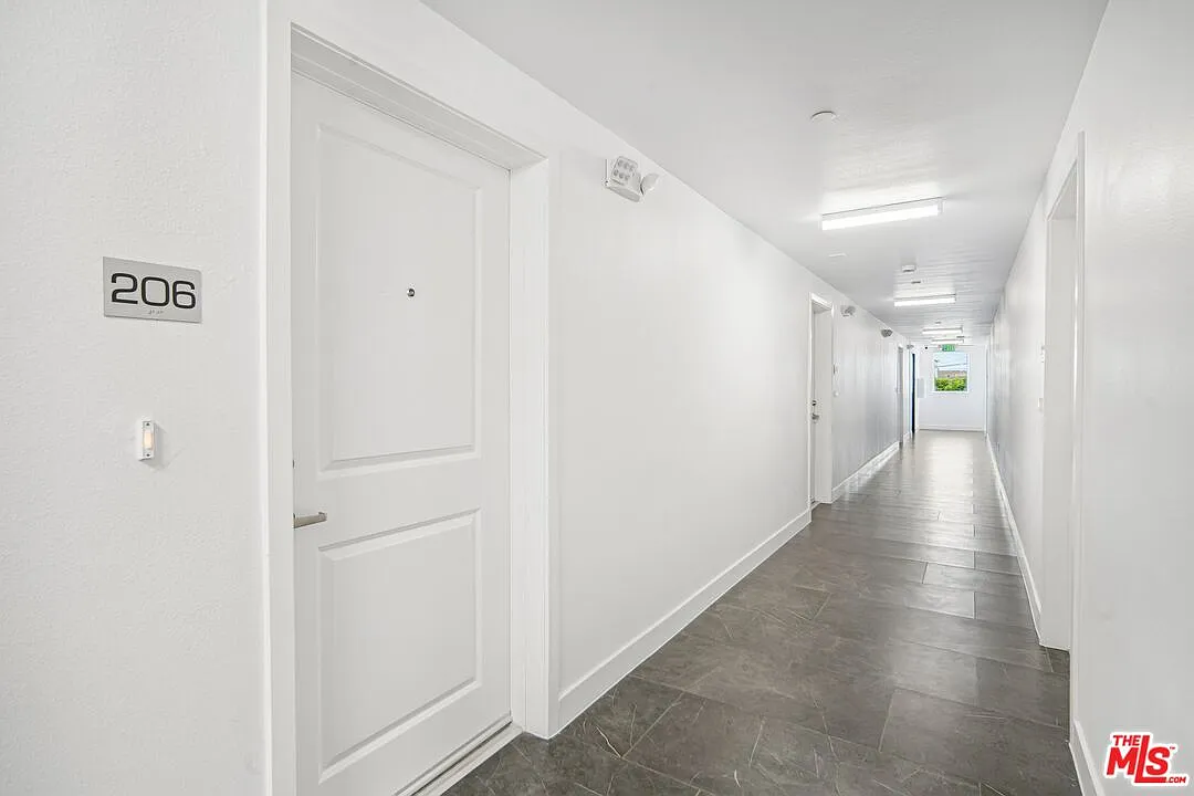 1 bed, 1.0 bath, 405 sqft, $2,000 — Photo 3