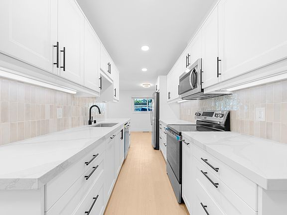 3rd image of 2256 Albatross St Unit 1
