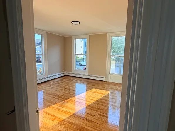 91 Ash St APT 1, Manchester, NH 03104
