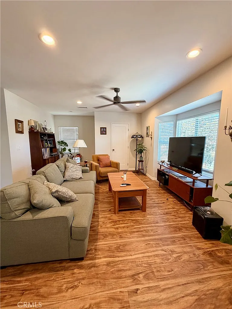 3 bed, 2.5 bath, 1184 sqft, $4,200 — Photo 3