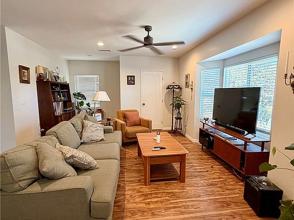 3rd image of 3069 Magnolia Ave
