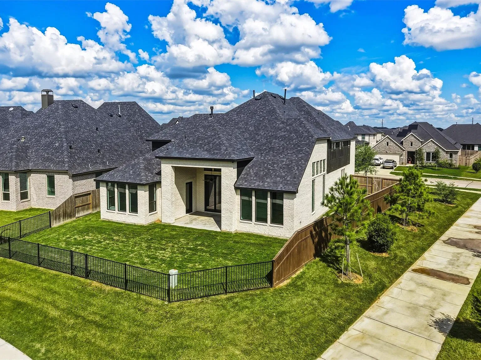 5 bed, 5.5 bath, 4359 sqft, $4,850 — Photo 3
