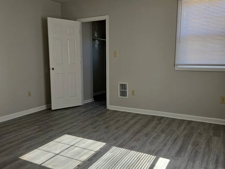1543 S State Ave — Photo 14