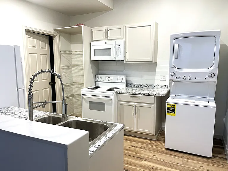 400 W Maple St #D — Photo 3