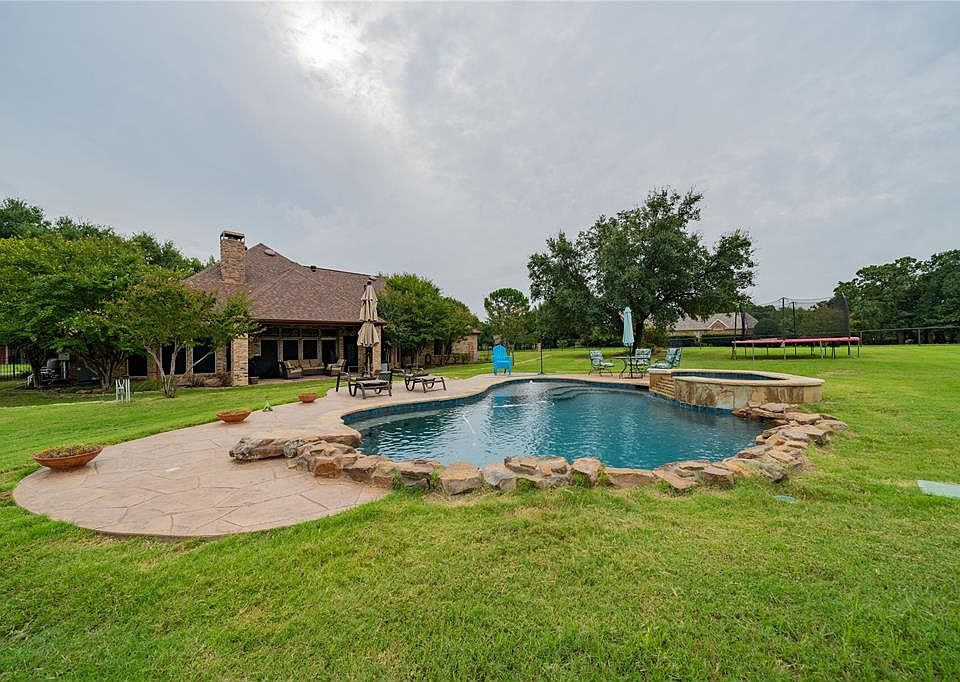 1st image of 209 Shadow Wood Dr
