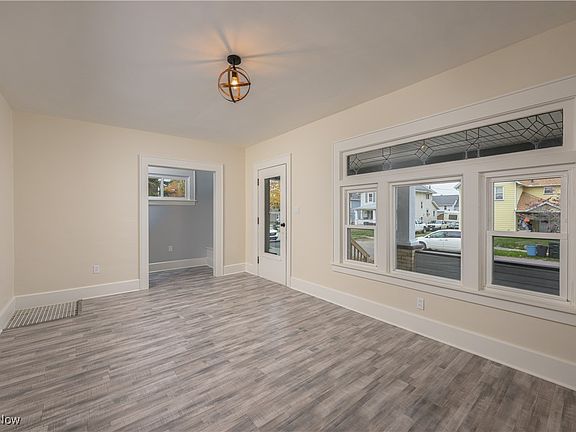 4th image of 260 W Wayne St