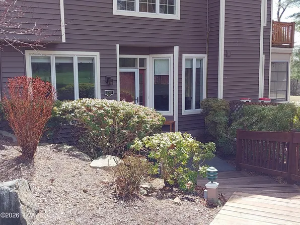 138 Elm Ln, Hawley, PA 18428