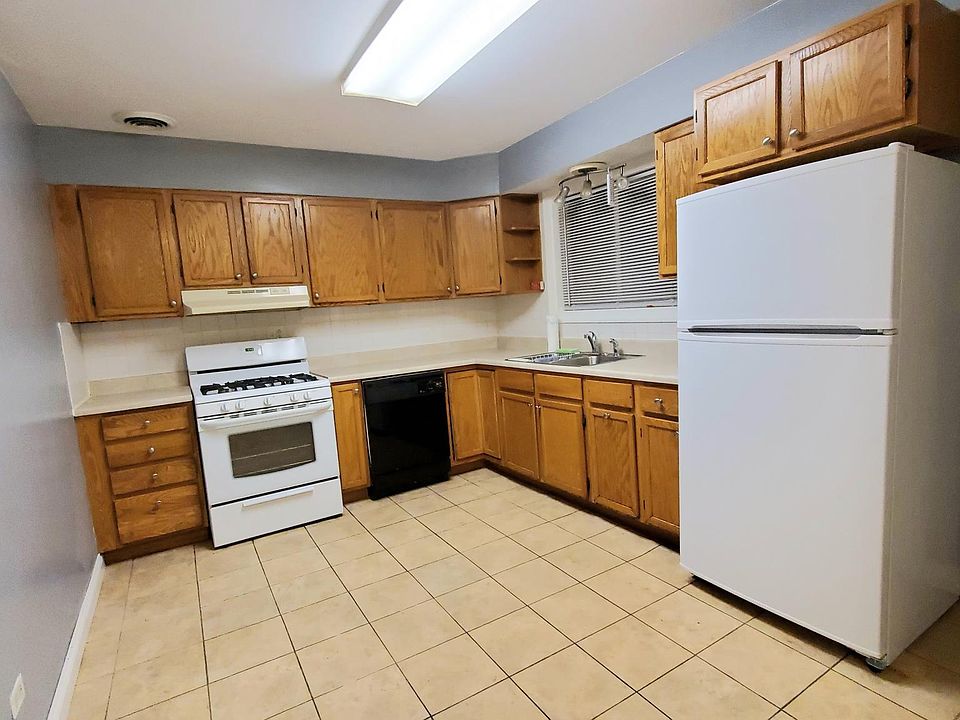1st image of 2028 Williamsburg Dr #106