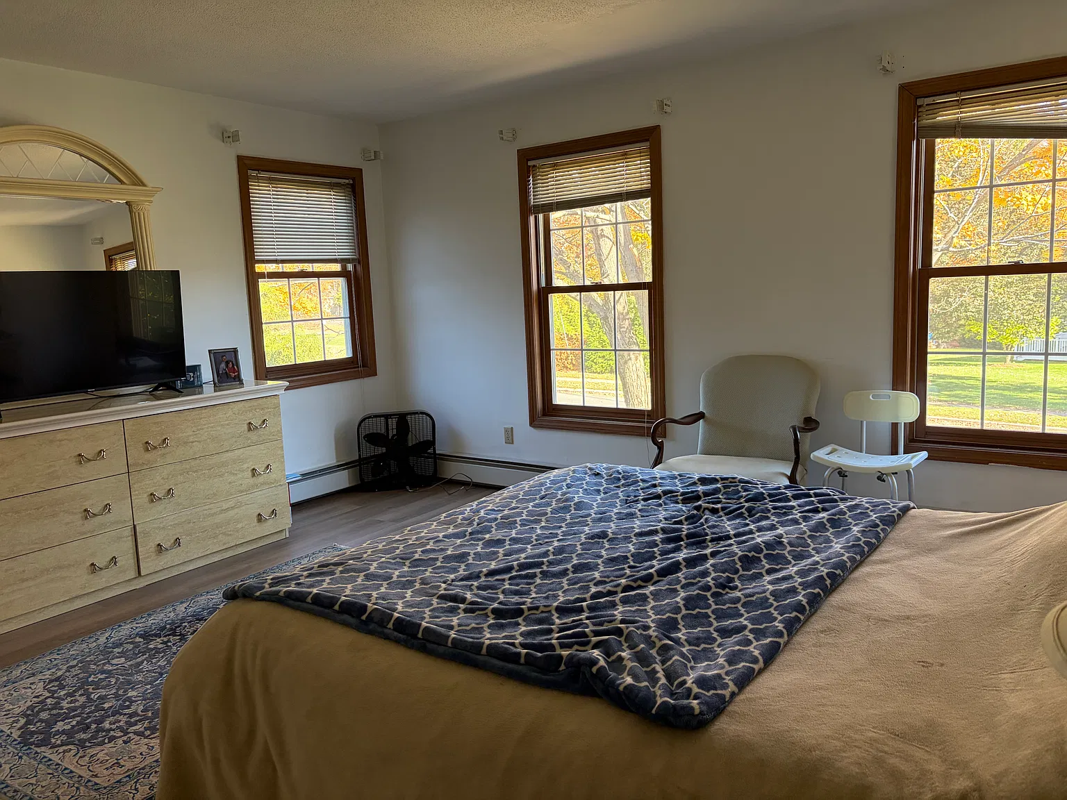 4 bed, 2.5 bath, 2400 sqft, $4,300 — Photo 2