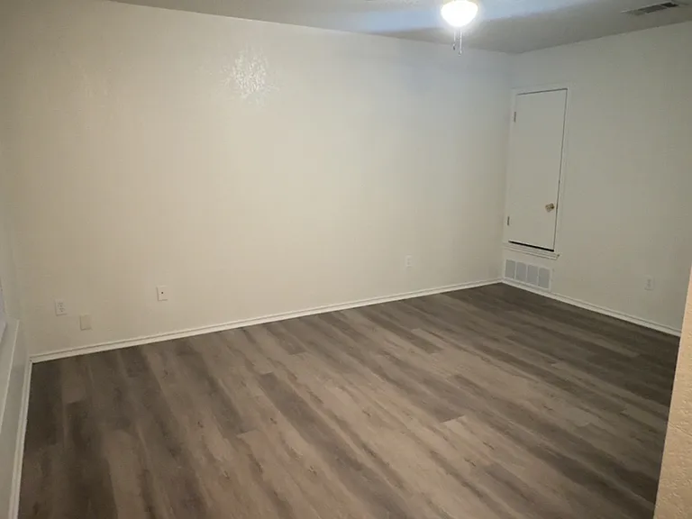1606 Aztec Trce #B — Photo 2