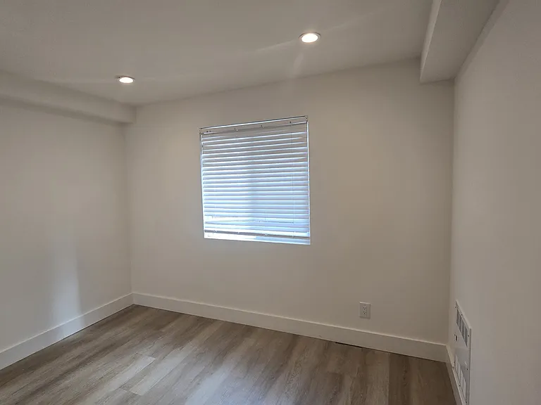 1651 La Salle Ave #B — Photo 8