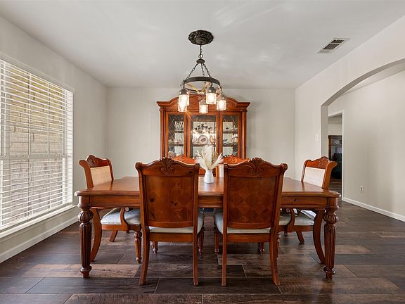 4th image of 111 Lookout Cir