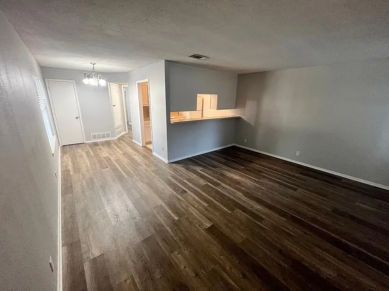 902 N Austin St #902 — Photo 4