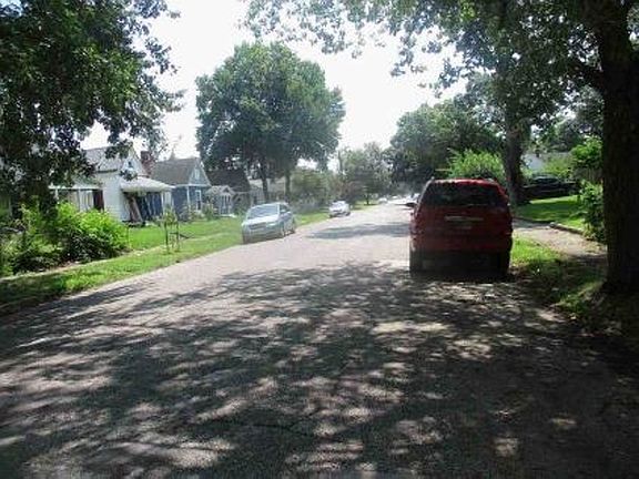 Exterior Neighborhood (street photo)