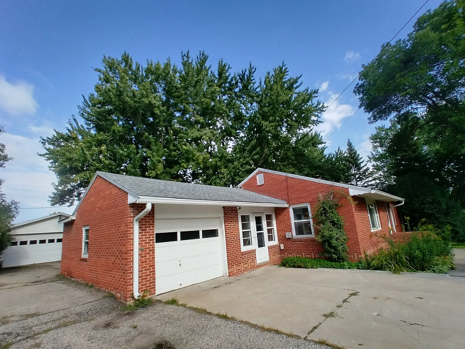 3 bed, 1.5 bath, 1328 sqft, $1,890 — Photo 3