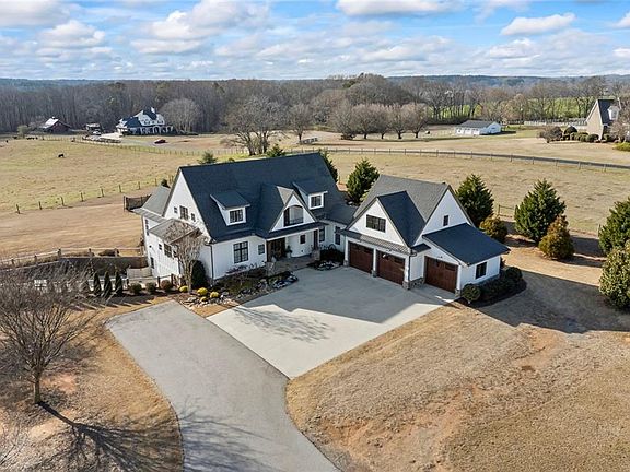 3rd image of 3315 Chandler Rd