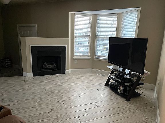 2nd image of 617 Tuckahoe Creek Ct