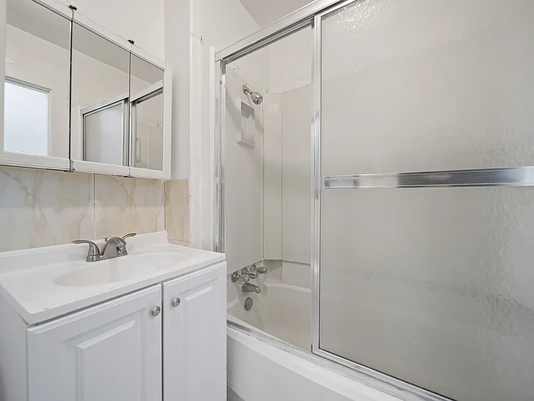 1033 N Edgemont St #1/2 — Photo 14