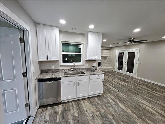 2nd image of 1112 N Carol Ln