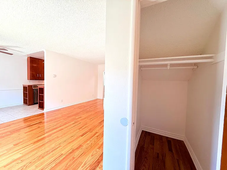 5618 Harold Way — Photo 12