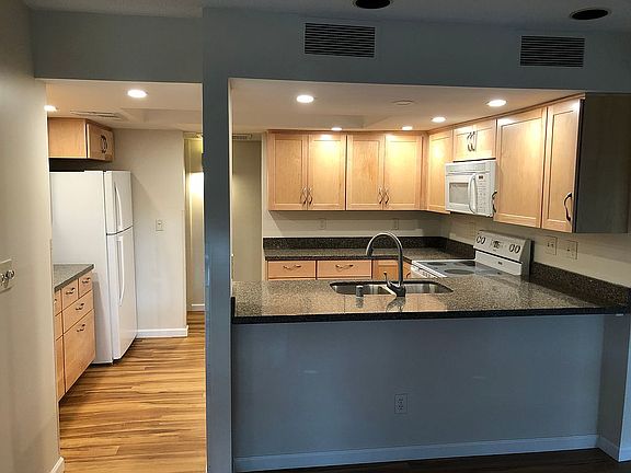 Counter level eating area