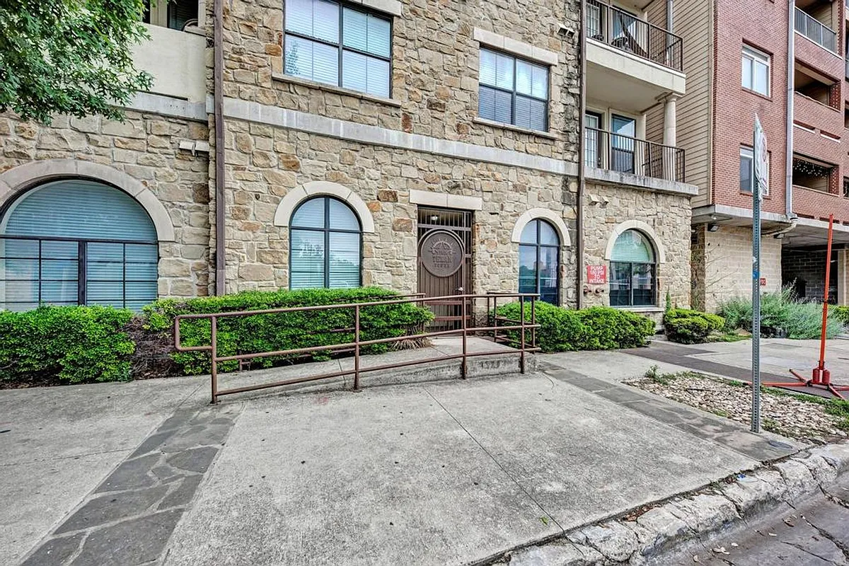 Building Photo - 2505 San Gabriel St #411